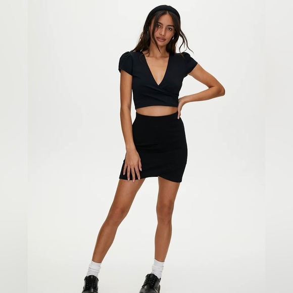 Aritiza Sunday Best Primrose black skirt - Picture 1 of 5